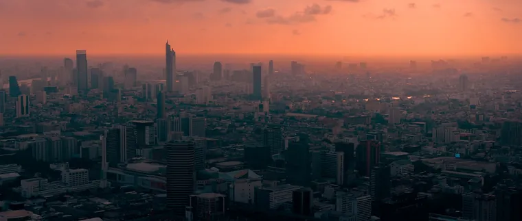 Utsikt over Bangkok i disig kveldslys